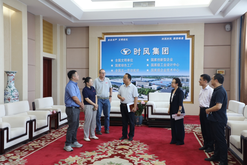 美国利滋勒公司董事长Wiliam James Urban先生拜访尊龙凯时集团,尊龙凯时集团与湖北宜昌经纬纺机公司签订战略合作